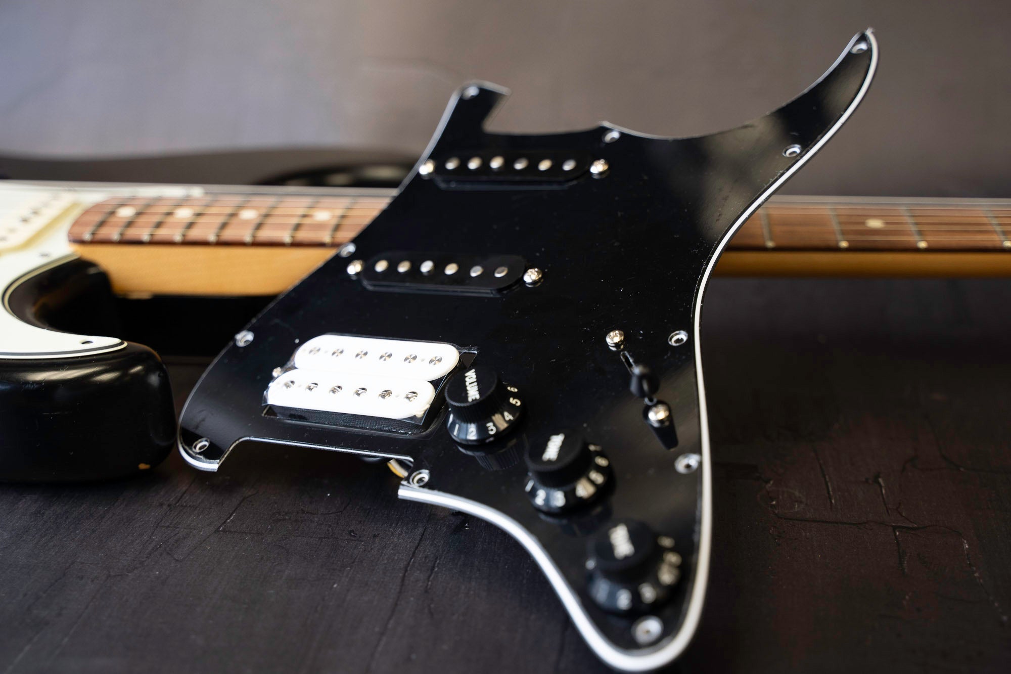 Custom Shop : Pickguard chargé HSS pour Strat®
