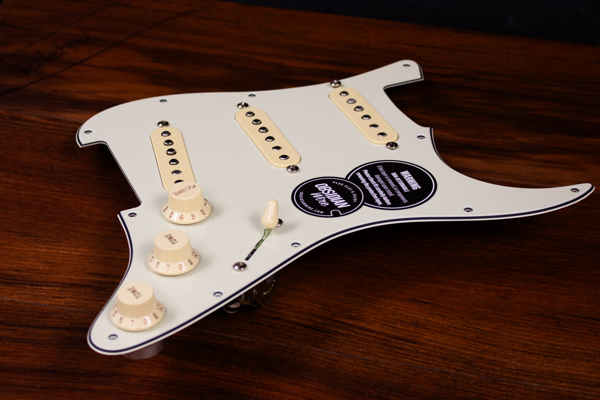 Charger la vidéo: Installation video for an ObsidianWire custom loaded guitar pickguard for Stratocaster