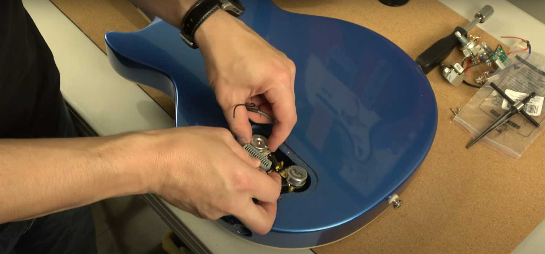 Laden Sie das Video: Eine Installationsdemo, die zeigt, wie Sie Ihre ObsidianWire-Verkabelung in Ihrer Les Paul installieren